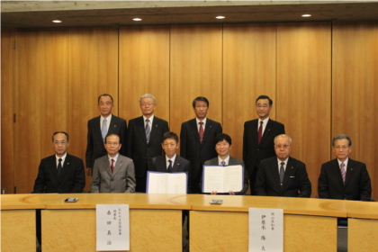 岡山県と県内8信用金庫及び信金中央金庫との連携・協力に関する包括協定の締結式