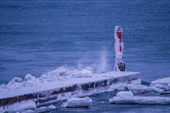 冬　常呂の氷漬け灯台