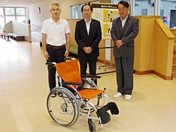 平成27年8月19日(水)桑折町多目的ホール「イコーゼ!」に車いすを寄贈しました。