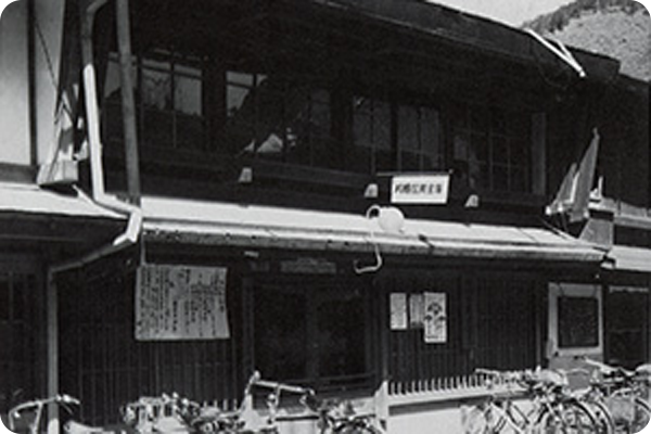 営業開始 八幡町橋本町913番地に事務所を置く