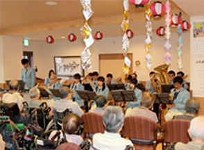 かわしん軽音楽部による施設訪問演奏活動の写真