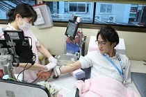 「信用金庫の日」で献血と募金の社会貢献活動を行いました