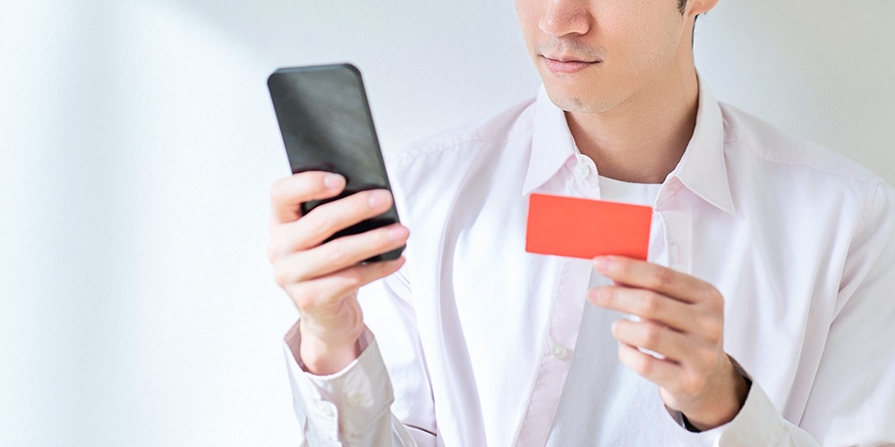 ローンカードを持つ男性