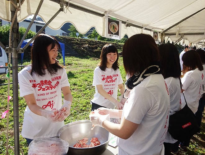 山形市「日本一の芋煮会」