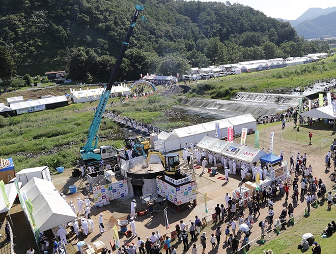 山形市「日本一の芋煮会」